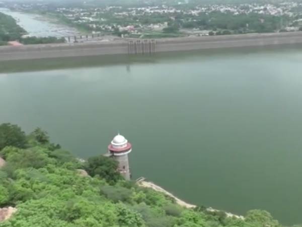 மேட்டூரில் நினைவு ஸ்தூபி 