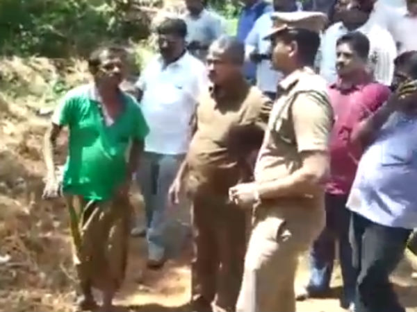 கதவை மூடிய மாணவிகள் 