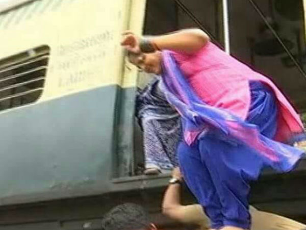 Chennai Police Helps Pregnant Women in Railway Station Chennai Police Helps Pregnant Women in Railway Station