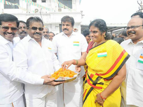 விஜயகாந்தை கொண்டாடினர் 