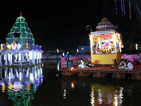 தெப்பத்தில் அழகன் முருகன்