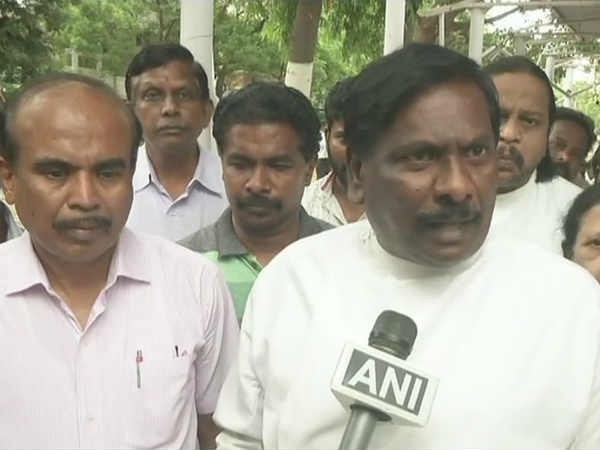 வழக்கு நடக்கிறது 
