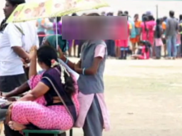 குடைபிடித்த மாணவிகள் 