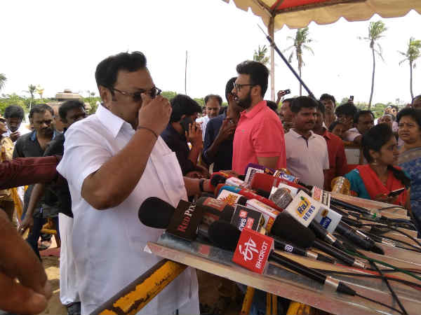 கருணாநிதி நினைவிடத்தில்.. 