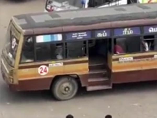 வம்படியாக இறக்கினர் வம்படியாக இறக்கினர்