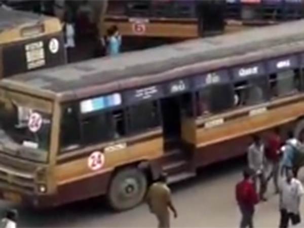 சாலைமறியலில் உறவினர்கள் சாலைமறியலில் உறவினர்கள்