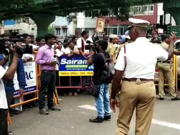 4 உதவி ஆணையர்கள் 