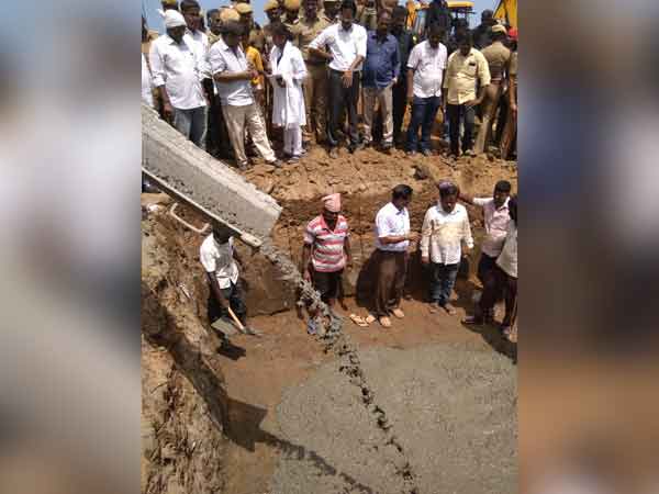 Construction of burial starts at Chennais Marina beach for Karunanidhi 