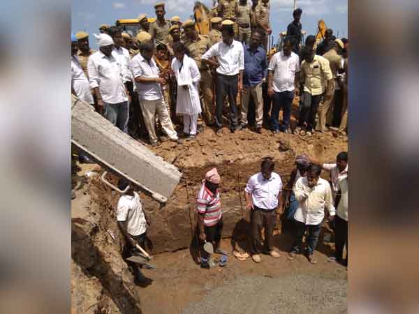 Construction of burial starts at Chennais Marina beach for Karunanidhi 