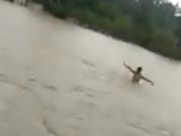  படகுகள் மூலம் மீட்பு 