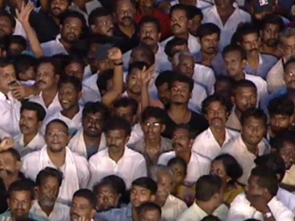 DMK cadres waiting in the rain to pay tribute for Karunanidhi 