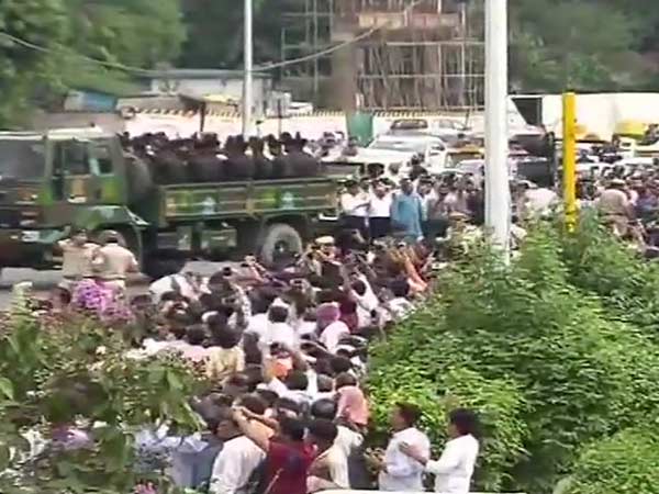 நடந்து சென்ற மோடி 