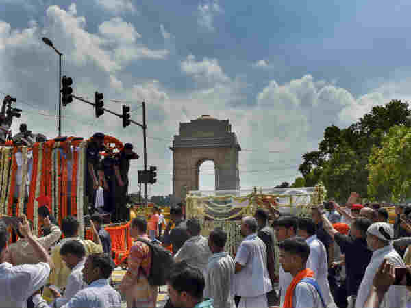 வேத மந்திரங்கள் முழங்க 