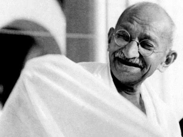  மகாத்மாவுக்கு மரியாதை 