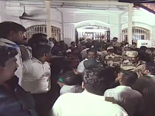 K. Anbazhakan pays final tribute to DMK leader Karunanidhi K. Anbazhakan pays final tribute to DMK leader Karunanidhi