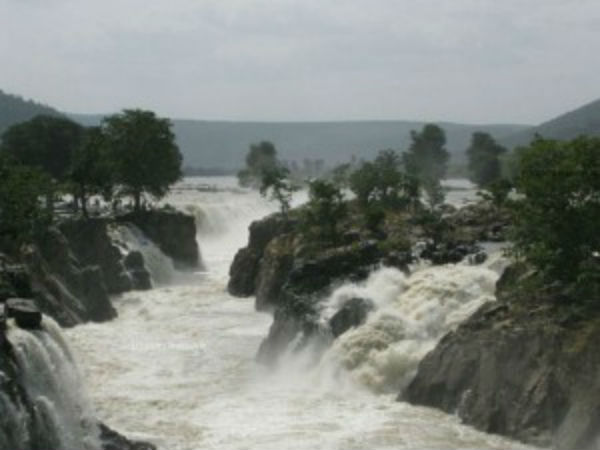 Hoggenakkal gets inflow of water 1.90 lakh cusecs 