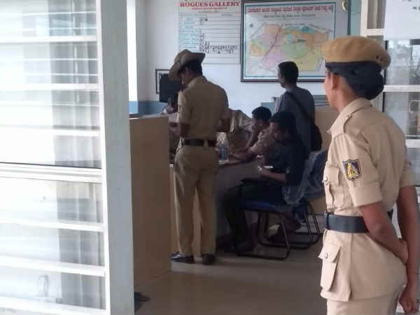 10-க்கும் மேற்பட்ட போலீசார் 10-க்கும் மேற்பட்ட போலீசார்