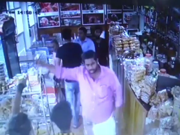 பைக்கில் தப்பினர் 