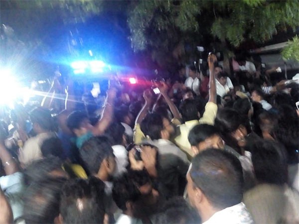 போலீஸ் பாதுகாப்பு போலீஸ் பாதுகாப்பு