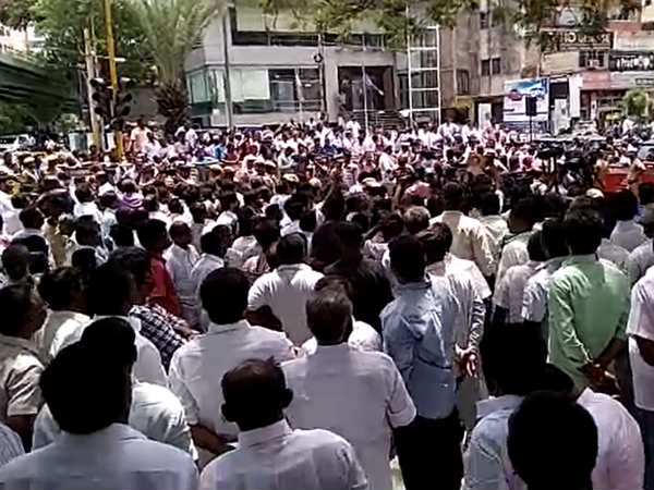 மருத்துவமனை முன்பு 