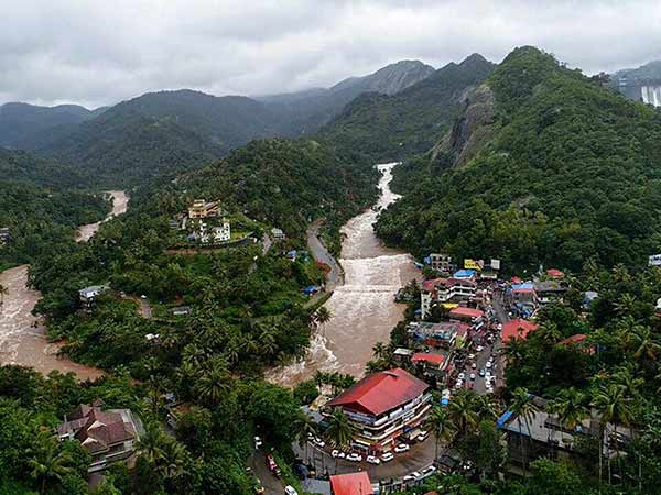 Mullaiperiyar dam is not a reason for Kerala flood says TN CM 