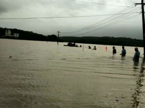 ஆக்கிரமித்த வெள்ளம் 