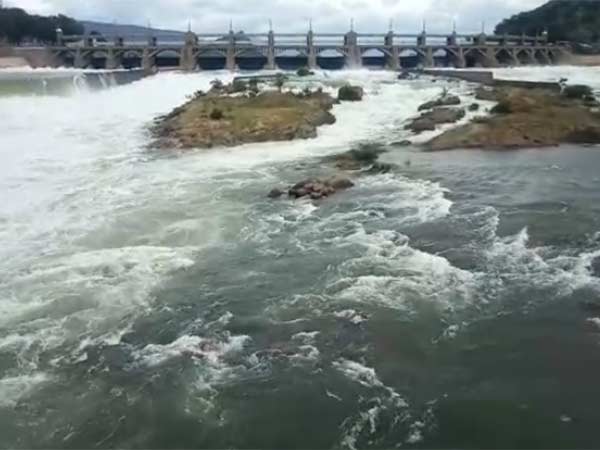 கரைகளை தாண்டி வெள்ளம் 