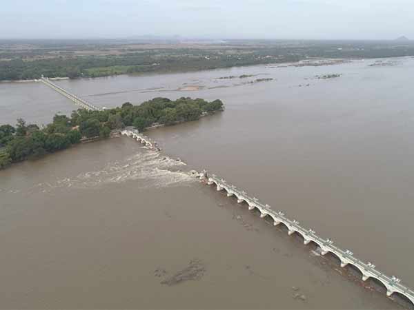 அடித்து செல்லப்பட்ட மதகுகள் 