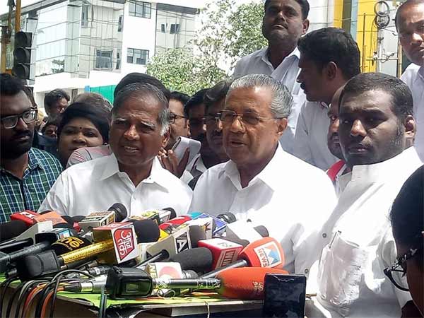 Kerala CM meets Karunanidhi family at Kauvery hospital 