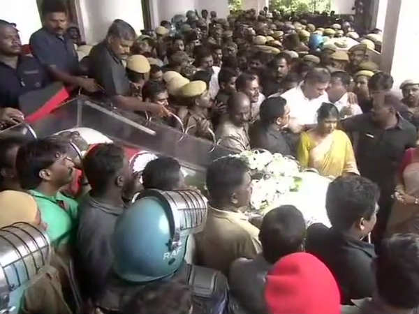 கனத்த இதயத்துடன் தொண்டர்கள் 