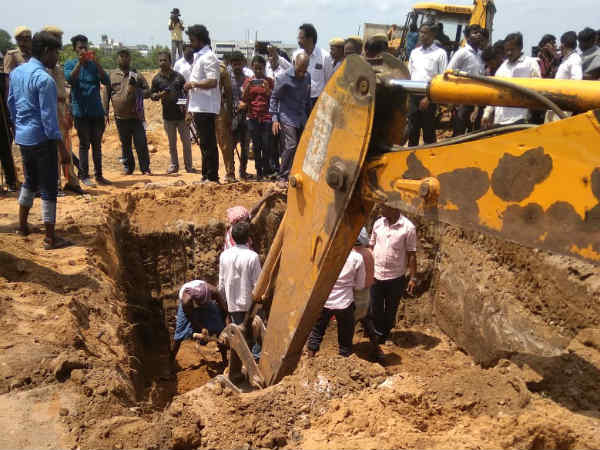 Construction of burial starts at Chennais Marina beach for Karunanidhi 