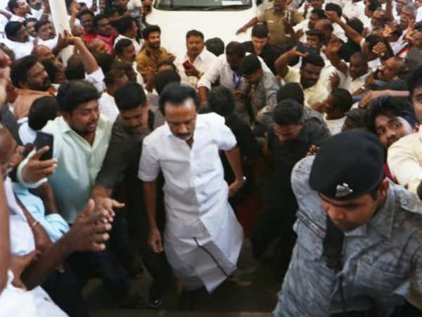  மலர் தூவி அஞ்சலி 