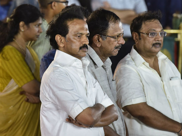 ஒன்றாக காட்டிக்கொண்டார்கள் 