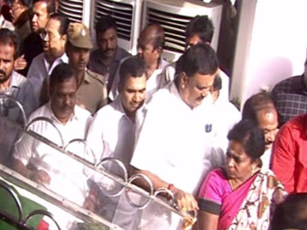 Tamilisai Soundarrajan pays tribute to Karunanidhi. Tamilisai Soundarrajan pays tribute to Karunanidhi.