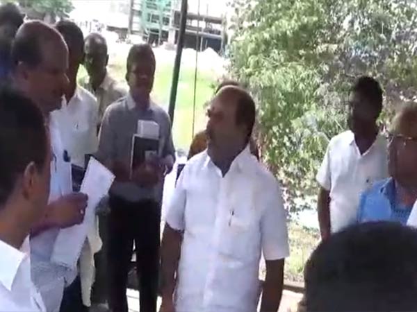 அரசு விழாவில் இப்படியா? 