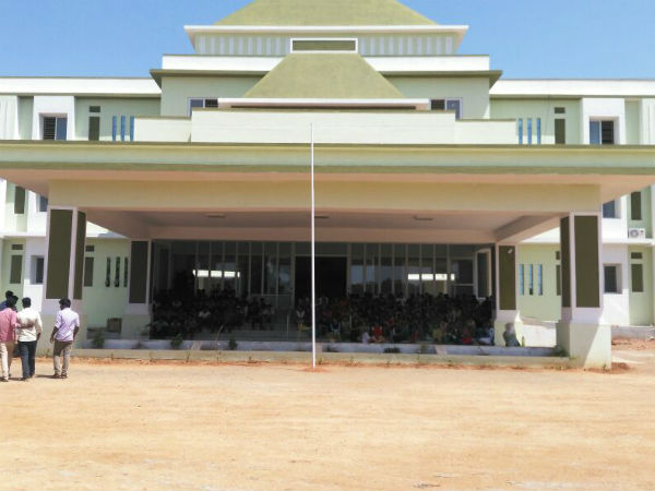 விடுதியில் உதவி பேராசிரியர் 