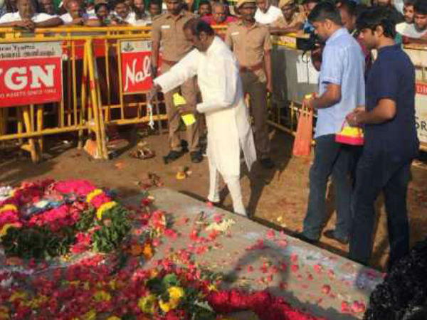 பால் ஊற்றிய வைரமுத்து 