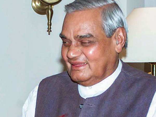 விருது வழங்கிய வாஜ்பாய் 