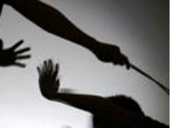 கன்னத்தில் அடித்தார் 