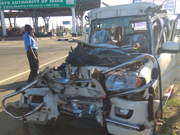 கார் நொறுங்கியது கார் நொறுங்கியது