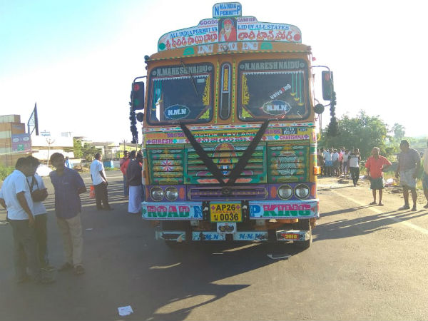 சாலையோரம் நிறுத்தப்படும் லாரிகள் சாலையோரம் நிறுத்தப்படும் லாரிகள்