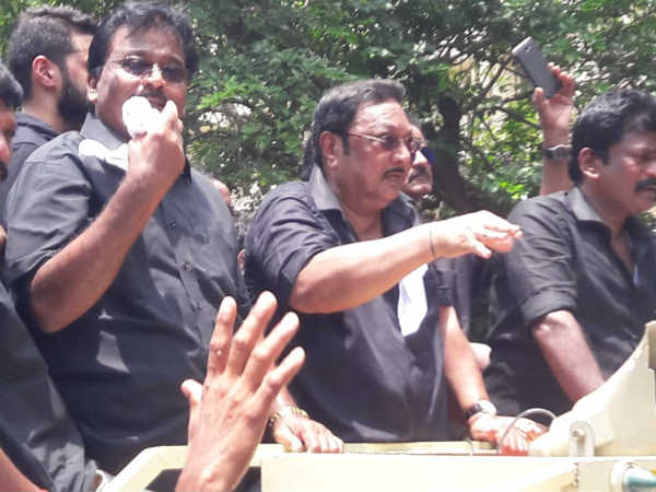 இறங்கி வந்த அழகிரி இறங்கி வந்த அழகிரி