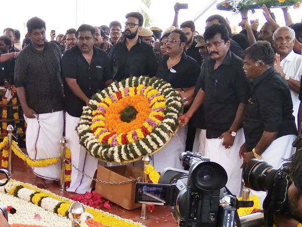 அஞ்சலி செலுத்தினார் 