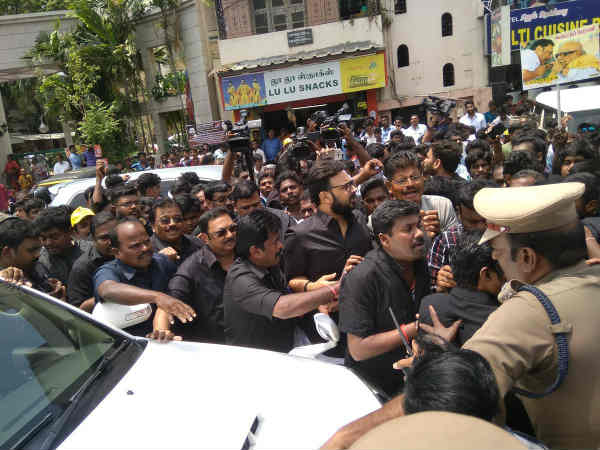 சமாதிக்கு சென்ற வாரிசுகள் 