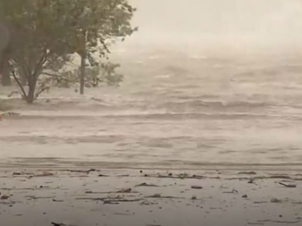 சுனாமி போல் எழுந்த அலைகள் 