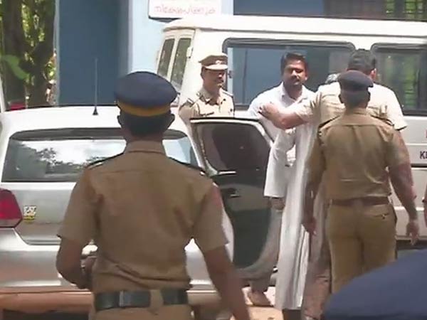 கொச்சியில் பிடித்தனர் 