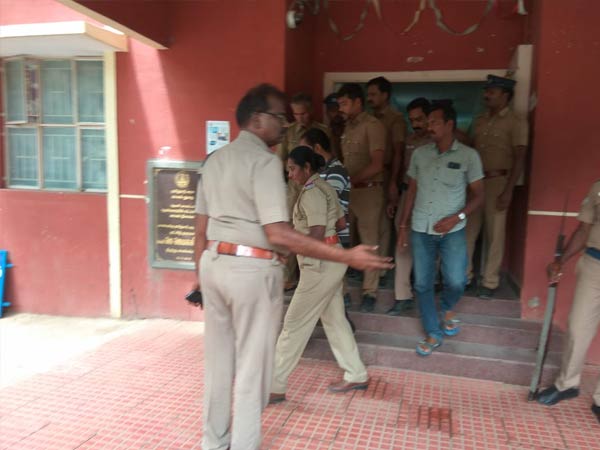 நீங்கதான் ரேப் பண்றீங்க 