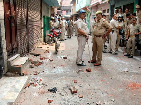 ஊரை காலிசெய்துவிட்டு வெளியேறினார்கள் 