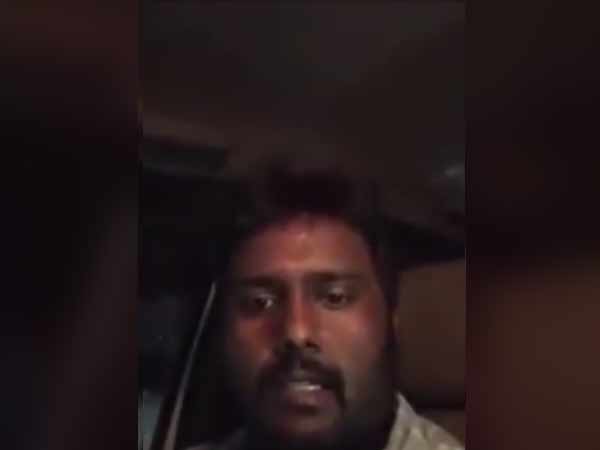 ராஜா போல இருக்கிறார் 