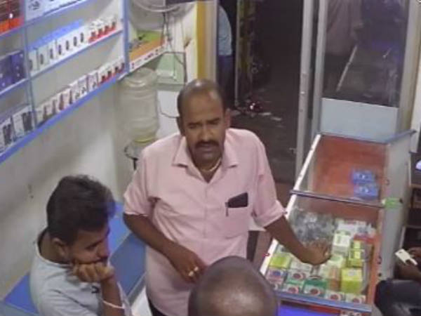 செல்போன் கடையிலும் அடாவடி 